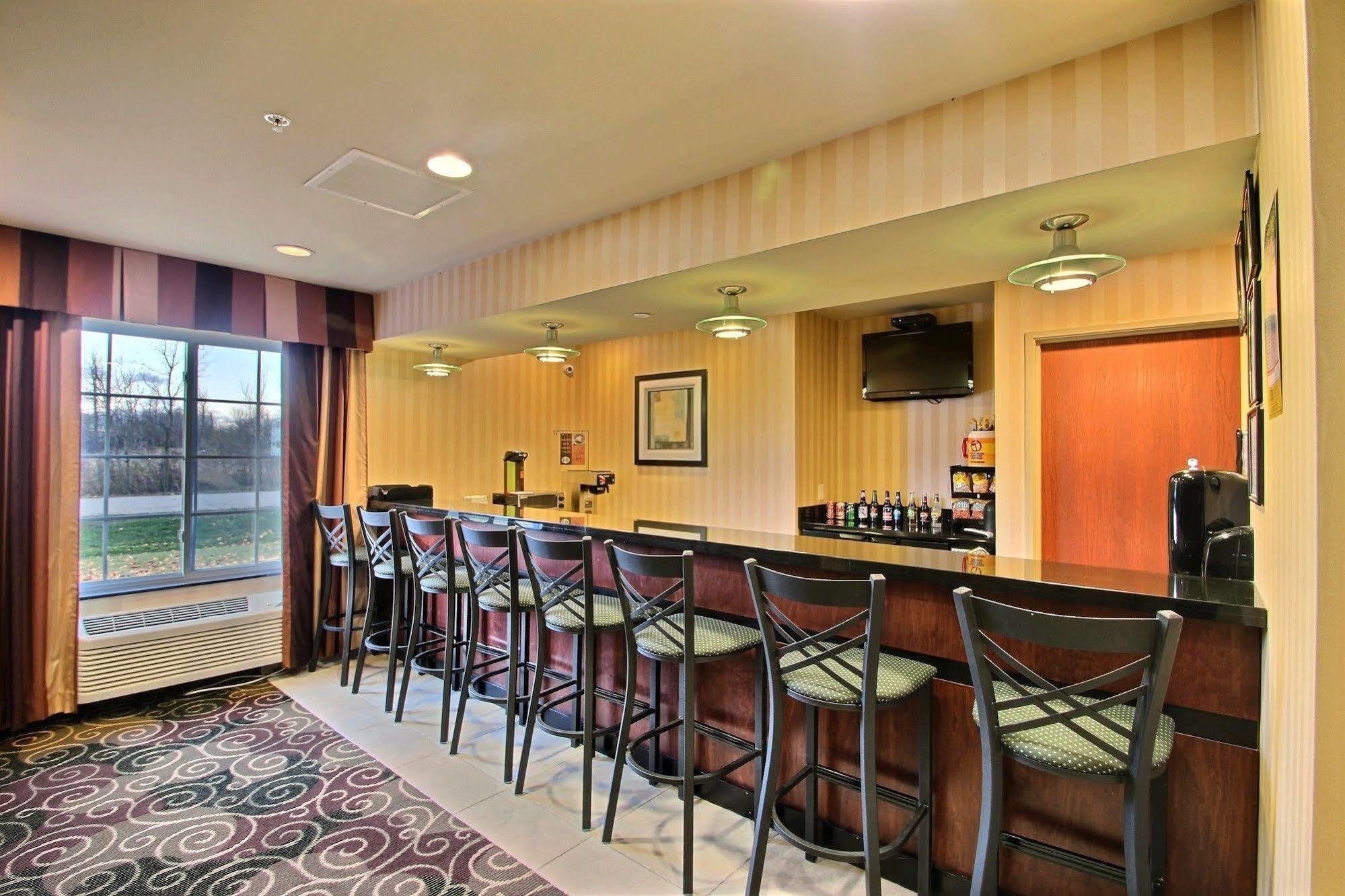 Boarders Inn & Suites By Cobblestone Hotels - Oshkosh Dış mekan fotoğraf